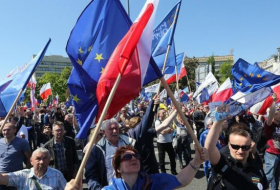 Около 240 тысяч человек пришли на марш оппозиции в Варшаве